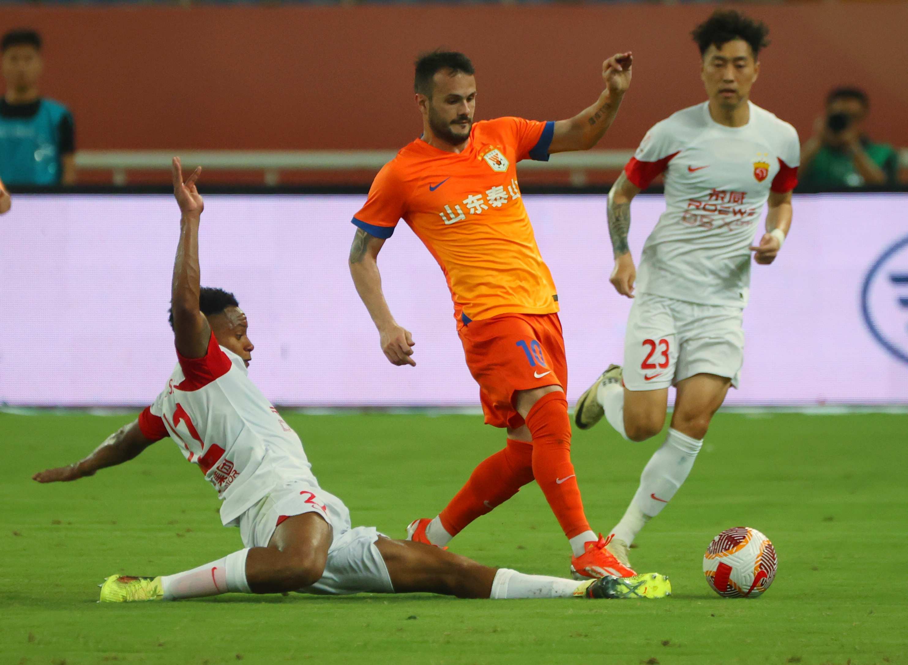 关于山东泰山在亚冠中打出高光操作，被誉为全场沸腾的信息