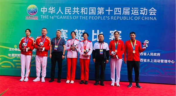 荷兰代表团在赛艇比赛中斩获多面金牌