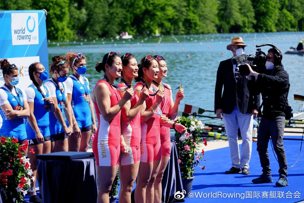 荷兰代表团在赛艇比赛中斩获多面金牌