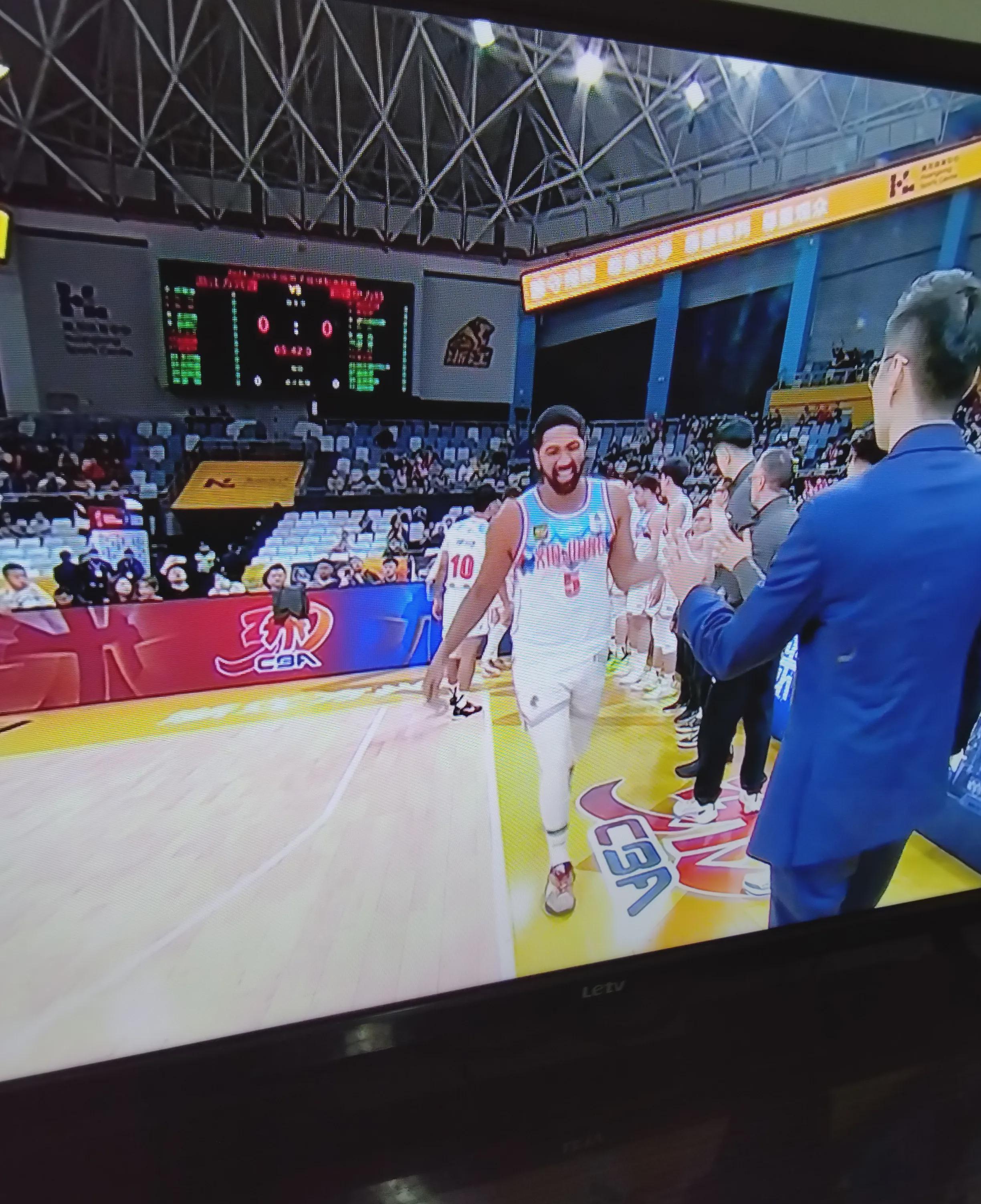 新疆男篮客场惨败,状态低迷的简单介绍 新疆男篮客场惨败,状态低迷的简单介绍