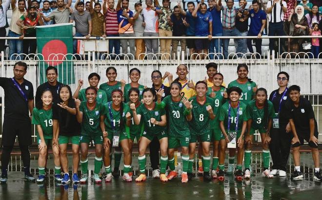 孟加拉国队在国际足球比赛中全力以赴