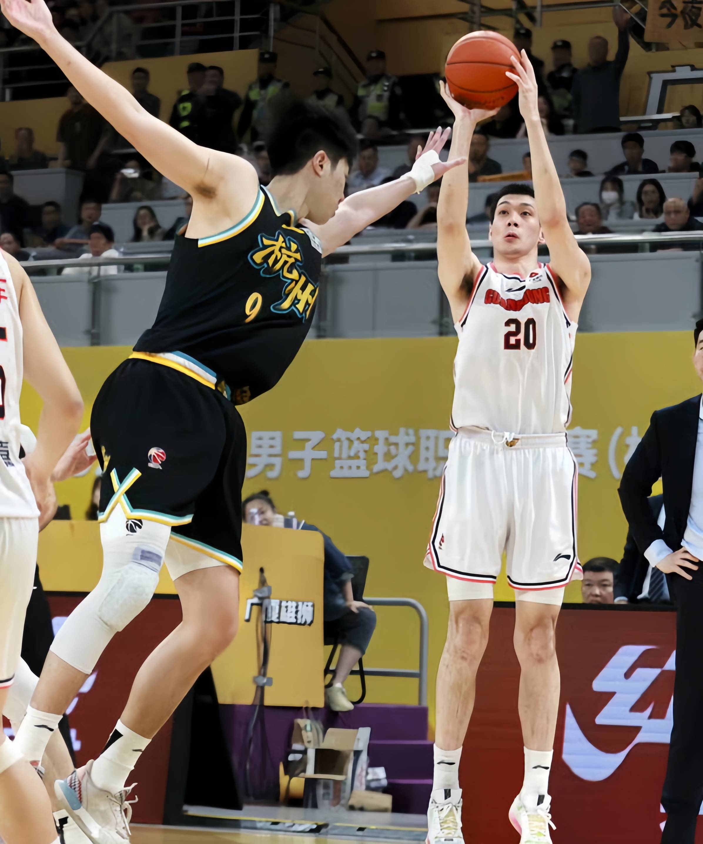 辽宁男篮关键时刻气势如虹，赢得胜利的简单介绍