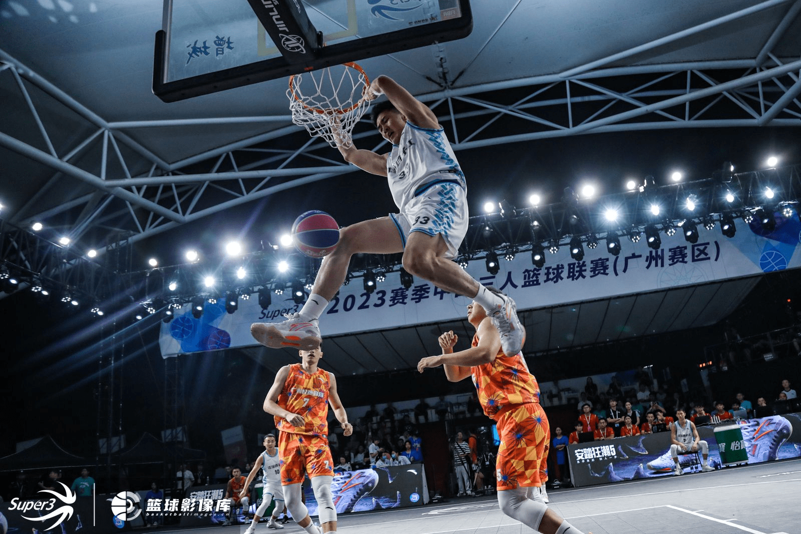 拿坡里主场大胜对手升至联赛第二的简单介绍