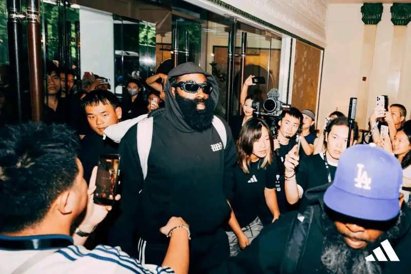 包含篮球比赛现场人山人海，球迷疯狂欢呼雀跃！的词条