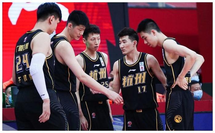 乐鱼体育vip注册-亚洲足球冠军杯赛场上激烈对决，卫冕冠军鏖战