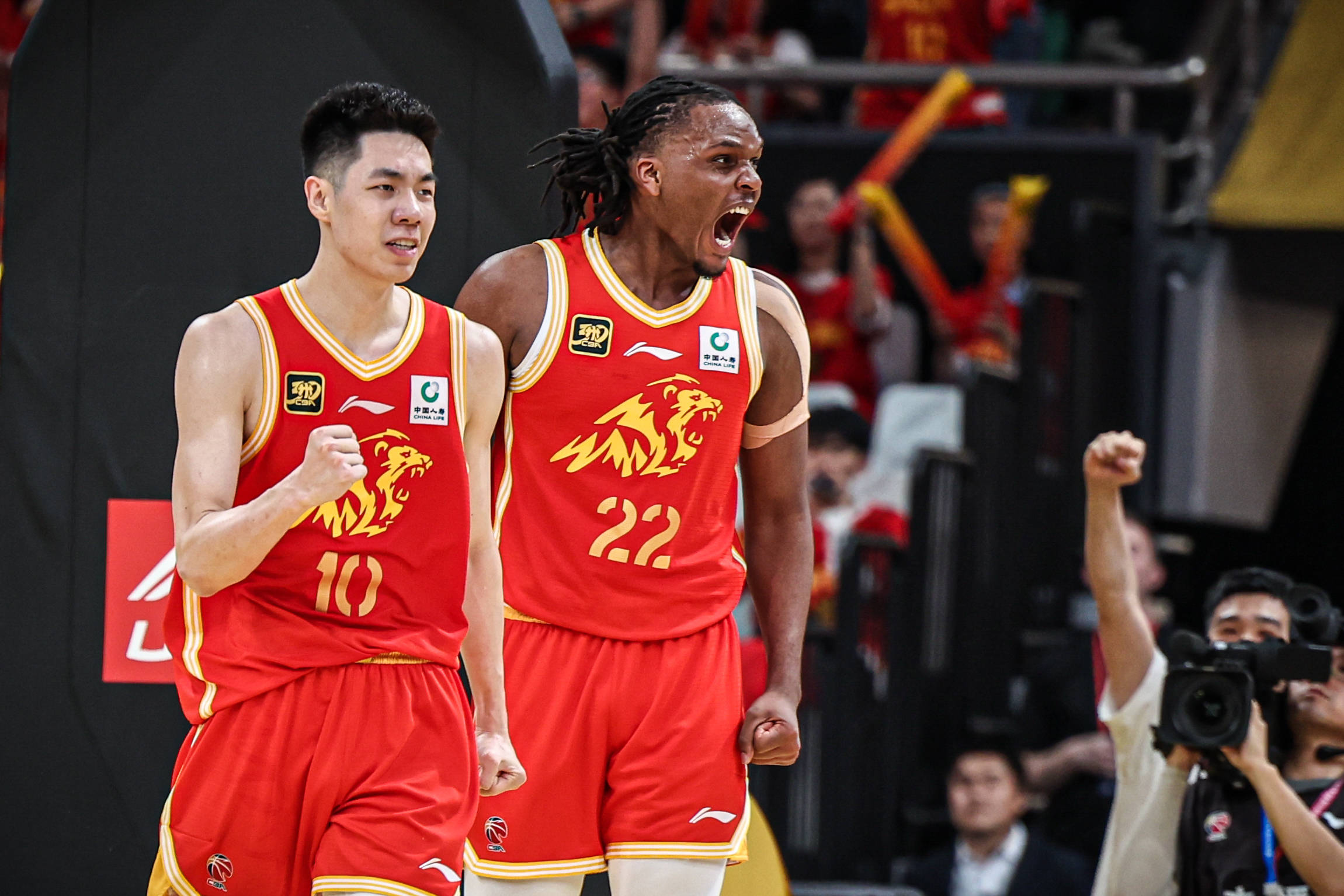 广厦队在主场战胜山东男篮，取得关键胜利的简单介绍