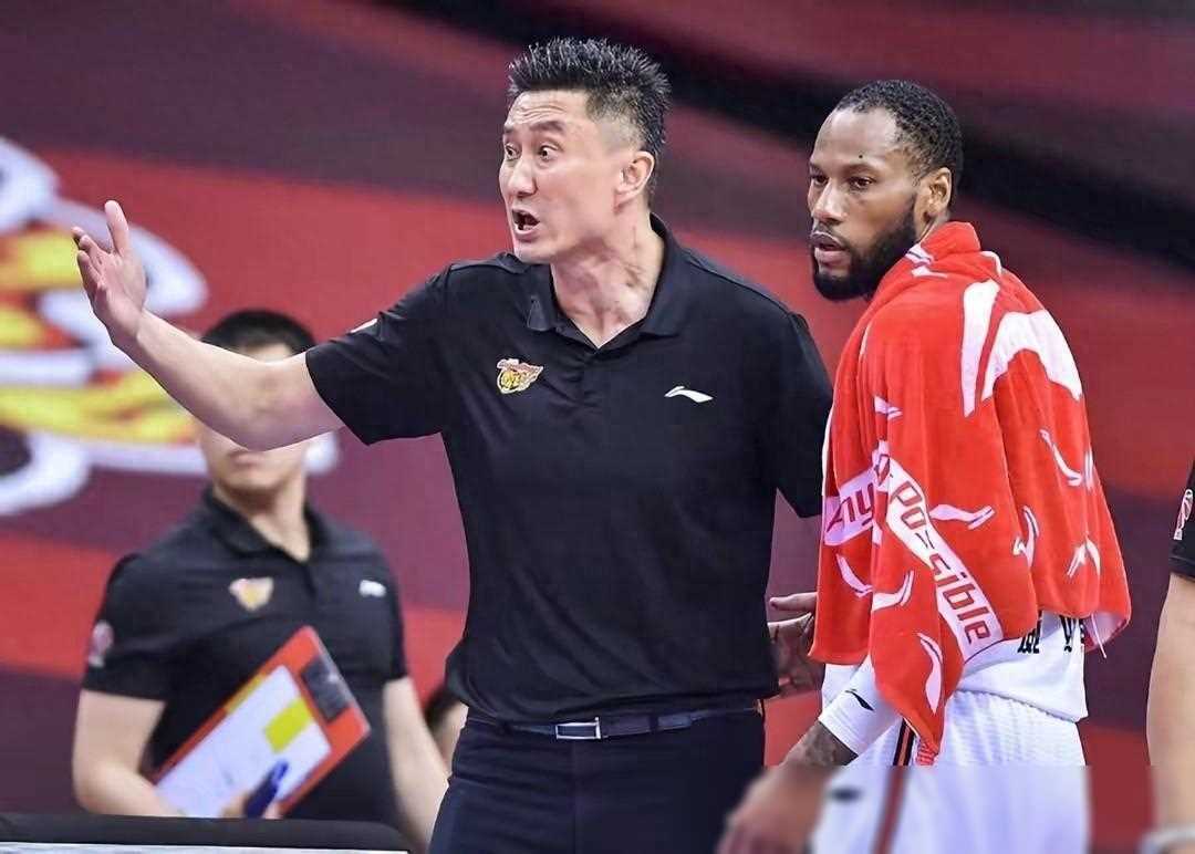 战队领袖在比赛中发挥出色，率领团队赢得战斗