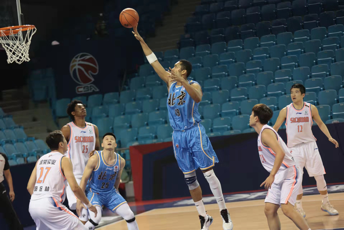 精妙传球击败对手,奠定胜局 精妙传球击败对手,奠定胜局