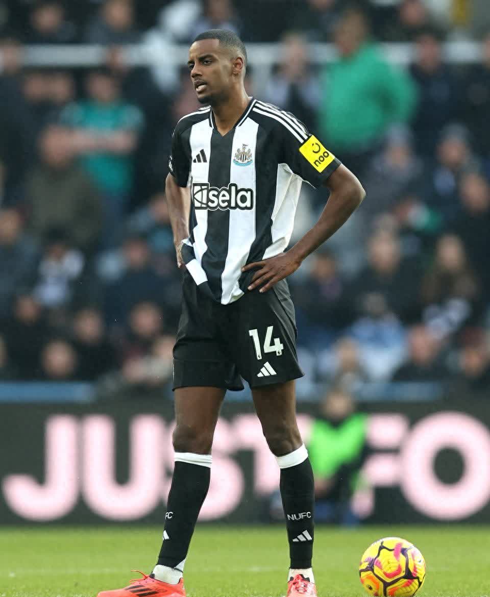 包含伯恩茅斯客场失利，结束两连胜的词条