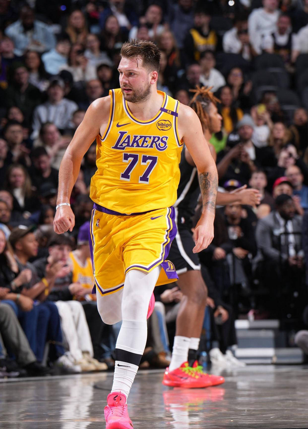 关于湖人正考虑与勇士交易，寻求明尼阿波利斯近期离队球员的信息