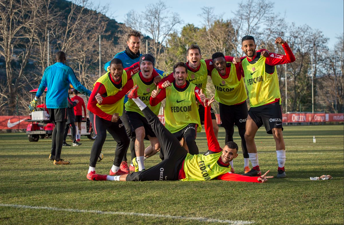 包含摩纳哥足球俱乐部客场大胜，提升排名的词条