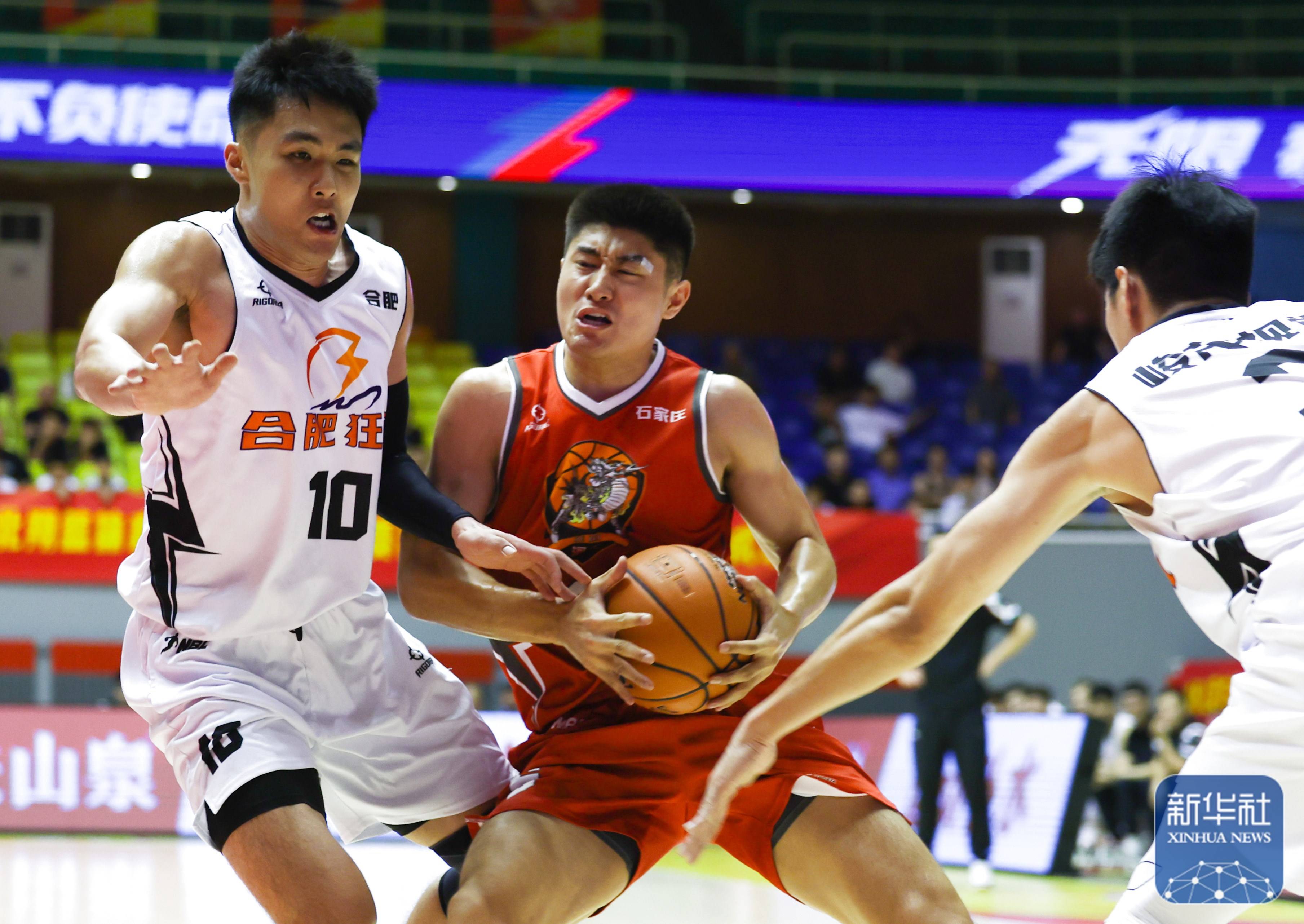 乐鱼体育app下载-篮球精英联赛强队交手，场面激情四射