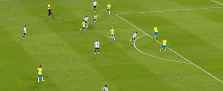 巴西足球运动员率先破门，为球队取得进球